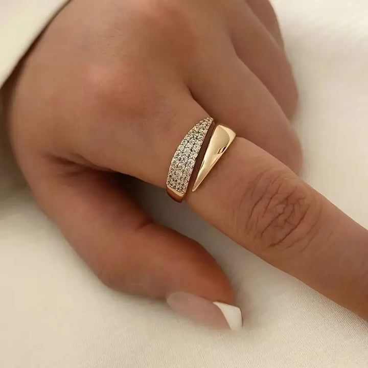 Anillo de Oro Elegante con Piedras Brillantes