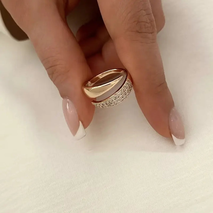 Anillo de Oro Elegante con Piedras Brillantes