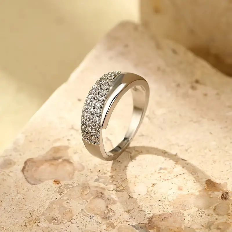 Anillo de Oro Elegante con Piedras Brillantes