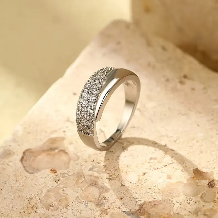 Anillo de Oro Elegante con Piedras Brillantes