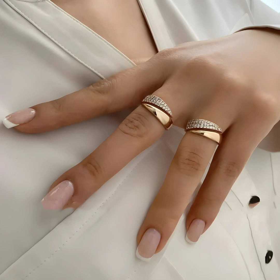 Anillo de Oro Elegante con Piedras Brillantes