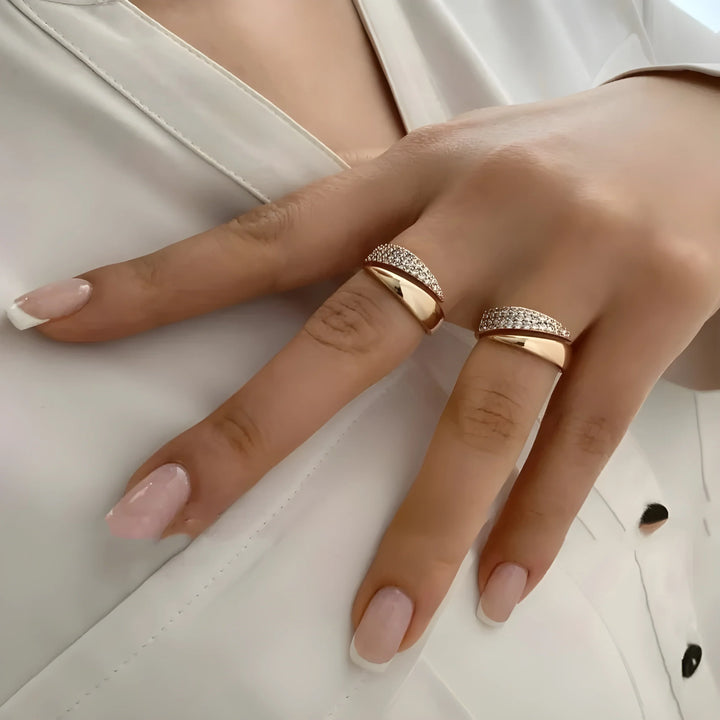 Anillo de Oro Elegante con Piedras Brillantes