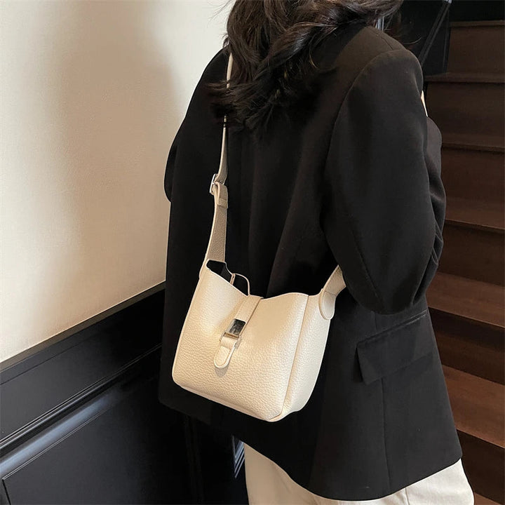 Moderno bolso tipo cubo en símil piel Iris™