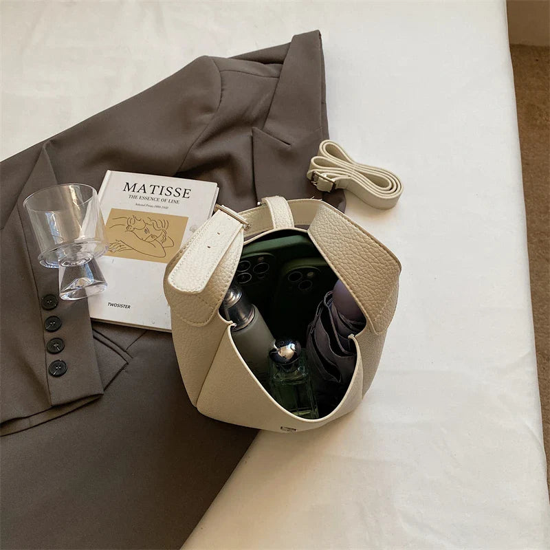Moderno bolso tipo cubo en símil piel Iris™