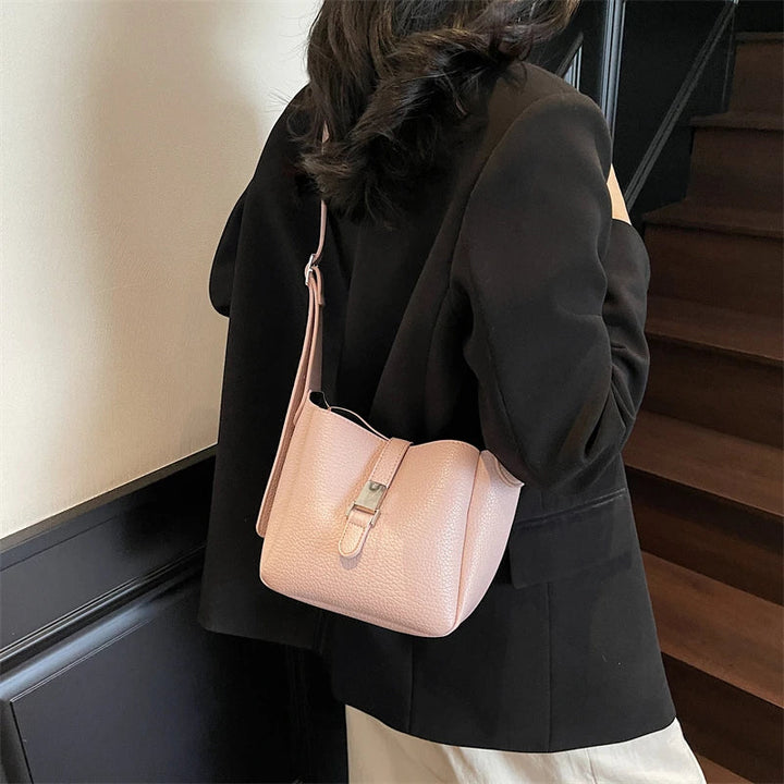 Moderno bolso tipo cubo en símil piel Iris™