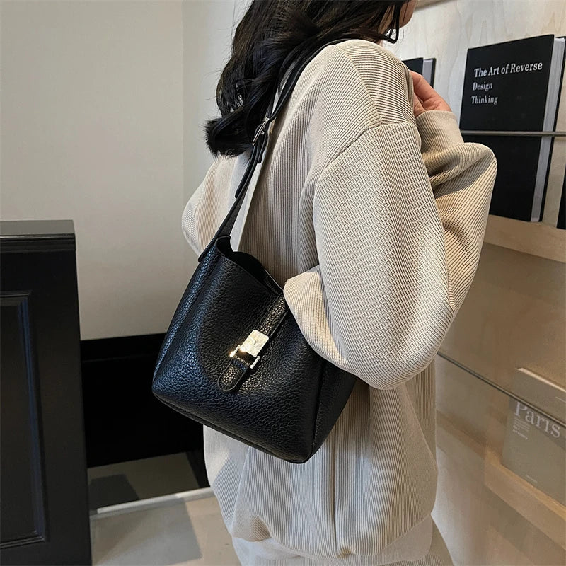 Moderno bolso tipo cubo en símil piel Iris™