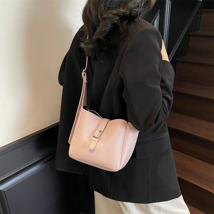 Moderno bolso tipo cubo en símil piel Iris™