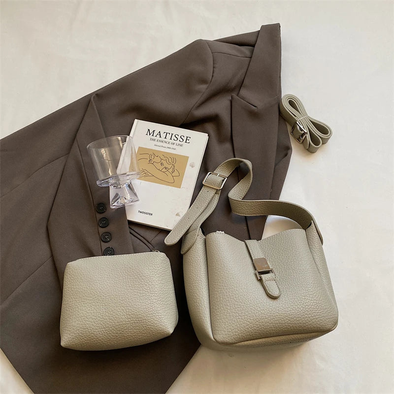 Moderno bolso tipo cubo en símil piel Iris™