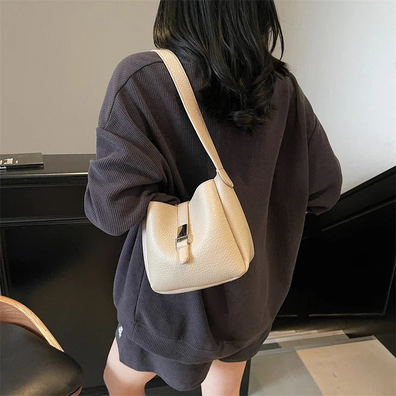 Moderno bolso tipo cubo en símil piel Iris™