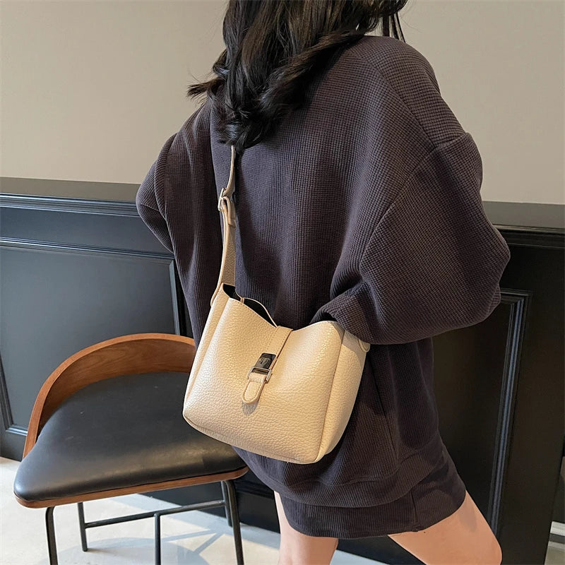 Moderno bolso tipo cubo en símil piel Iris™