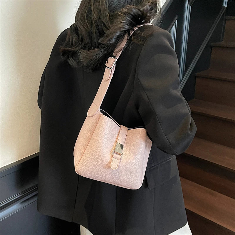 Moderno bolso tipo cubo en símil piel Iris™