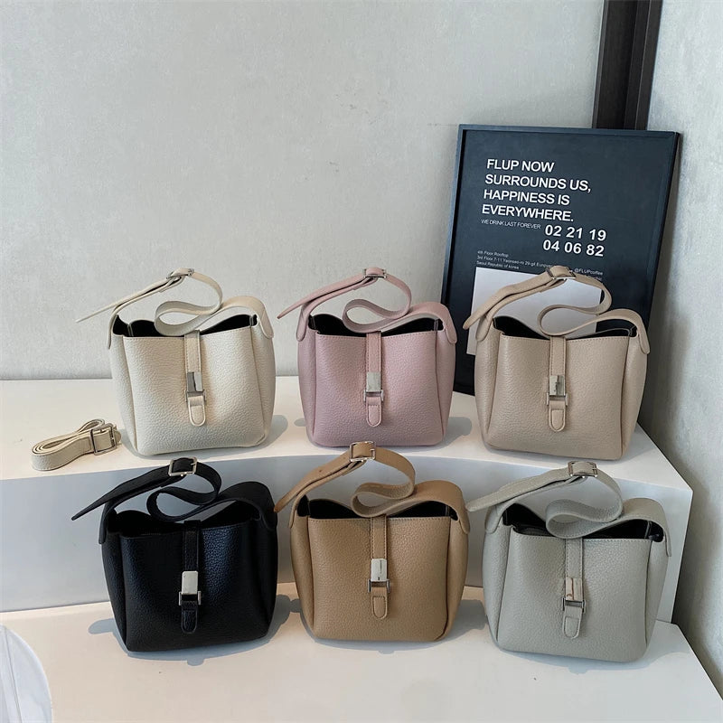 Moderno bolso tipo cubo en símil piel Iris™