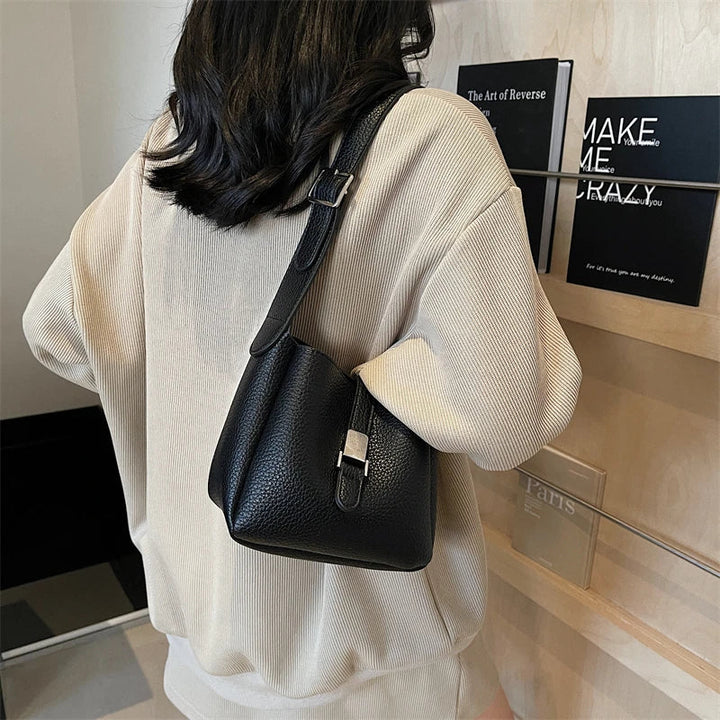 Moderno bolso tipo cubo en símil piel Iris™